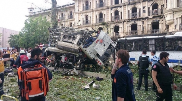 İstanbul'da Çevik Kuvvet Aracına Bombalı Saldırı: 1'i Ağır 5 Polis Yaralı